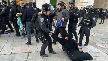 Israelin turvallisuusjoukot siirsivät palestiinalaista musliminaista al-Aqsan moskeijasta Jerusalemissa 5. huhtikuuta 2023.