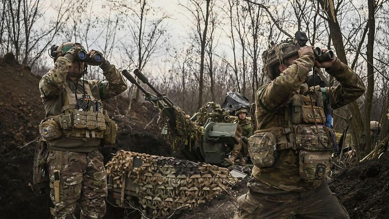 Ukrainalaisia sotilaita IT-tykin äärellä Itä-Ukrainassa Bahmutin kaupungin liepeillä maaliskuussa 2023
