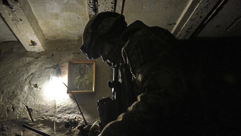 Ukrainalaissotilas Bahmutin liepeillä 6. huhtikuuta 2023.