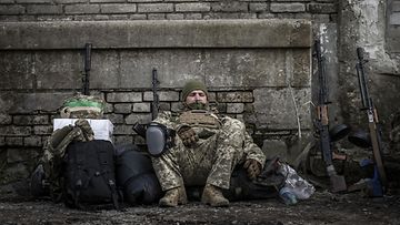 Ukrainalaissotilas nojaa seinään Donetskin alueella maaliskuussa 2023.