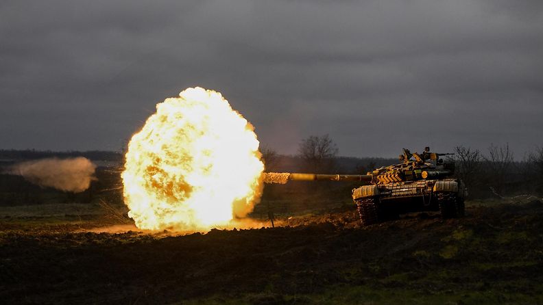 Ukrainan panssarivaunu tulittaa 29. maaliskuuta 2023.