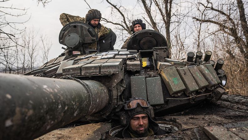 Ukrainalainen panssarivaunumiehistö tankissaan tuntemattomassa paikassa Donbassissa.