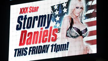 LK 7.4.2023 Little Darlings kyltti mainosti aikuiselokuvanäyttelijä Stormy Danielsin tulevaa esiintymistä strippiklubilla 25. tammikuuta 2018 Las Vegasissa, Nevadassa Yhdysvalloissa.
