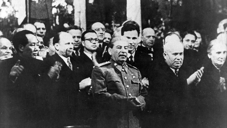 Mustavalkokuva Stalinin syntymäpäivien muistamisesta. Kuvassa Vasemmalta oikealle: Mao Zedong, Walter Ulbricht, Josif Stalin ja  Nikita Hruštšov.