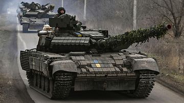 Ukrainan T-64-panssrivaunu Donetskin alueen Bahmutin kaupungin tienoilla 20. maaliskuuta.