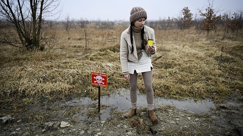 Kateryna Papina miinoitetulla alueella Mylan kylän lähistöllä Ukrainassa 11. maaliskuuta 2023.