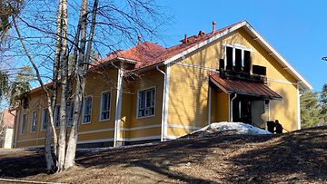 Ruununmyllyn koulu Hämeenlinnassa vaurioitui tulipalossa maanantaina 10. huhitkuuta 2023. Poliisi kirjasi tapahtuneesta rikosilmoituksen tuhotyöstä.