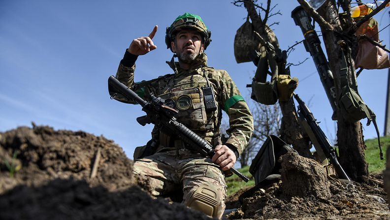 Ukrainalaissotilas 10. huhtikuuta Itä-Ukrainan Donetskin alueen Bahmutin kaupungin ympäristössä.