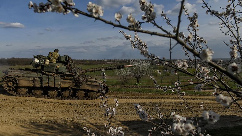 Ukrainan panssarivaunu tuntemattomassa paikassa Itä-Ukrainan Bahmutin kaupungin läheisyydessä 10. huhtikuuta.