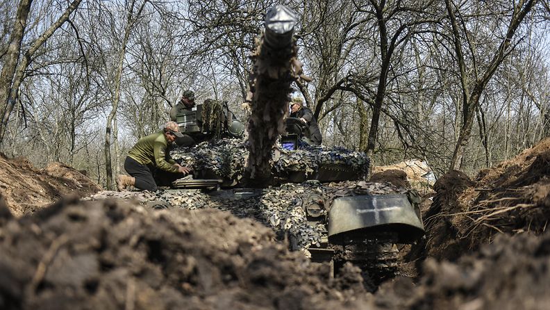 Ukrainan panssarivaunu 10. huhtikuuta Itä-Ukrainan Donetskin alueen Bahmutin liepeillä.