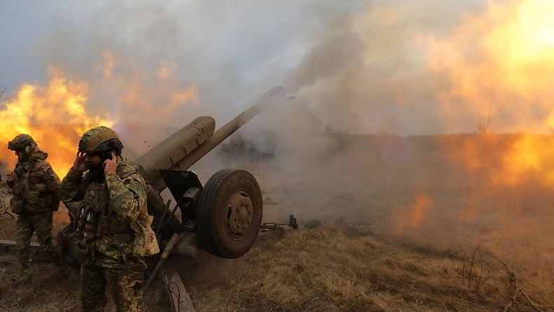 Ukrainan D-30-haupitsi tulitti Itä-Ukrainan Donetskin alueen Bahmutin seudulla maaliskuussa 2023.