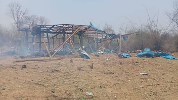 AOP Paikallisen uutistoimiston julkaisemassa valokuvassa näkyy romua ja vaurioitunutta rakennusta Myanmarin armeijan Pa Zi Gyin kylään tekemän ilmaiskun jälkeen Kantbalun kunnassa Sagaingin alueella Myanmarissa 11. huhtikuuta 2023.