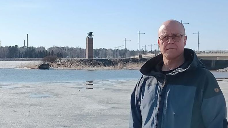 Vaasalainen Ove Damén kotimökin laiturilla. Damén palkittiin presidentin hengenpelastusmitalilla kahden ihmisen pelastamisesta avannosta.