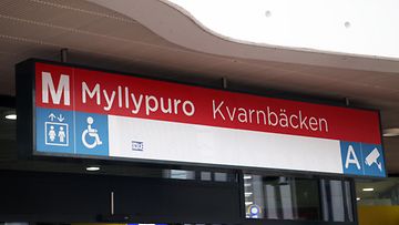 Myllypuron metroaseman kyltti.