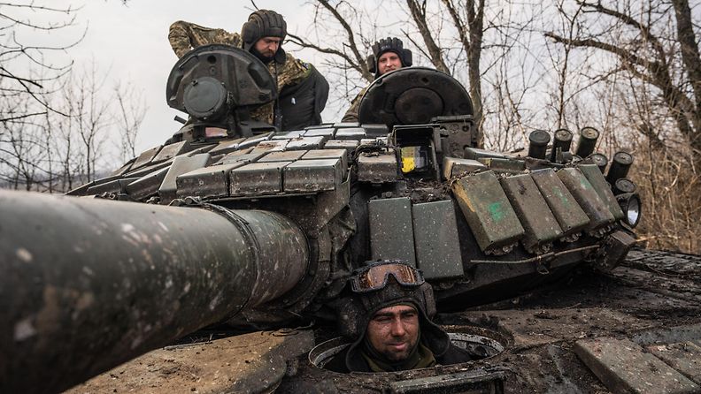 Ukrainan panssarivaunu tuntemattomassa paikassa Donbassissa.