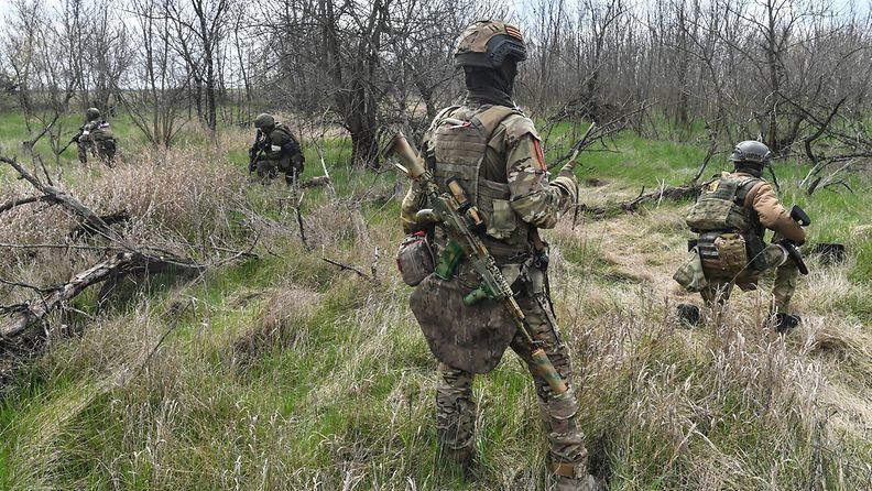 Venäjän armeijan sotilaita taisteluharjoitukissa tuntemattomassa paikassa 9. huhtikuuta 2023.
