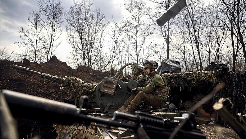 Ukrainalaissotilaita ja ilmatorjuntatykki Bahmutin alueella 24. maaliskuuta.