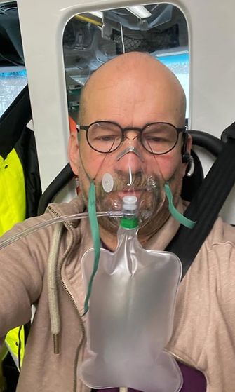 Pauli Klasila sai happinaamarin kasvoilleen ambulanssissa Lapissa häkämyrkytyksen jälkeen.
