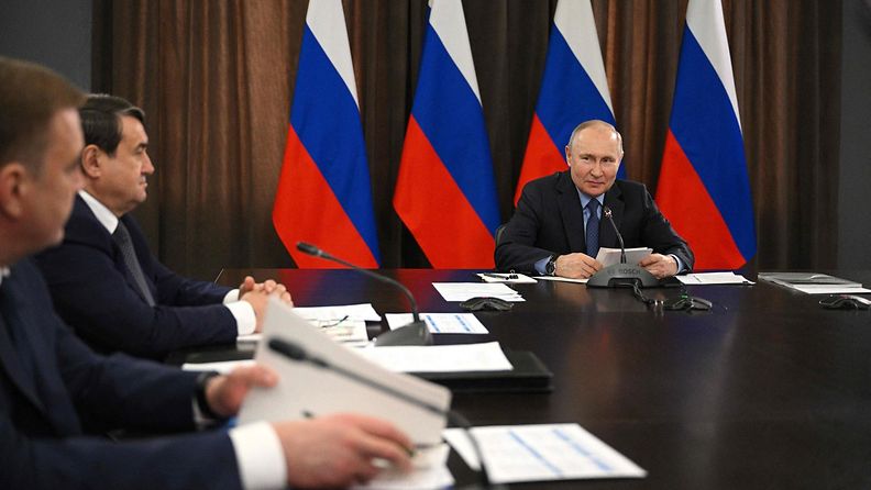 Vladimir Putin pöydän ääressä 4. huhtikuuta 2023.