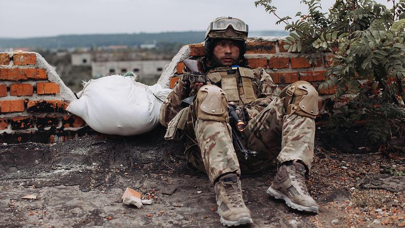 Ukrainalaissotilas tuntemattomassa paikassa.