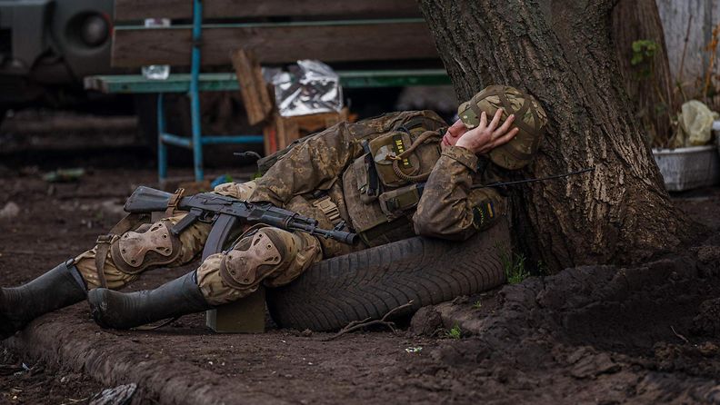 Ukrainalaissotilas Bahmutissa 28. huhtikuuta 2023.