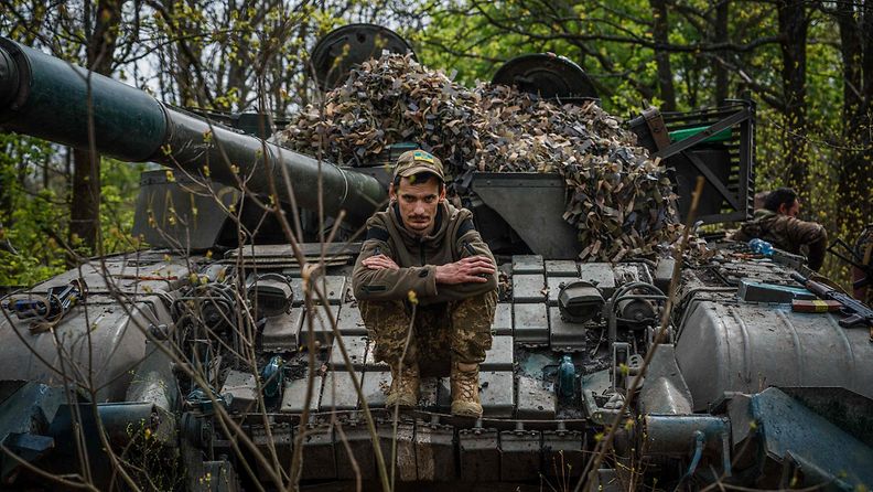 Ukrainalaissotilas istuu panssarivaunun päällä 29. huhtikuuta 2023.