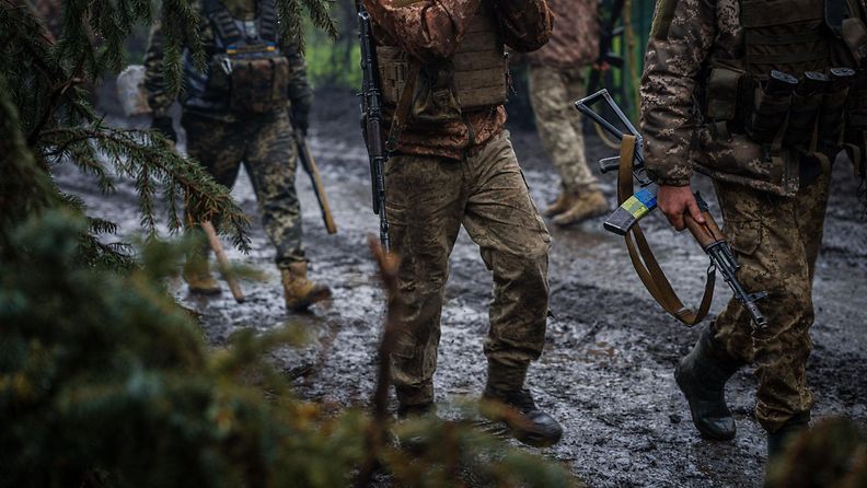Ukrainalaissotilaita Bahmutin lähellä Itä-Ukrainassa 30. huhtikuuta 2023.