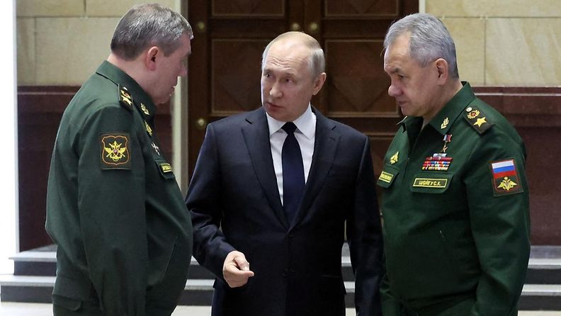 Venäjän Ukrainassa taistelevien joukkojen komentaja Valeri Gerasimov, presidentti Vladimir Putin ja puolustusministeri Sergei Shoigu joulukuussa 2022.