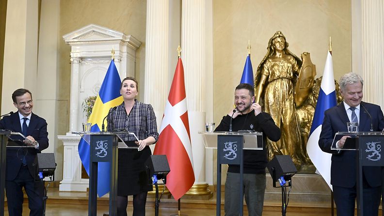 Pääministerit, Zelenskyi ja Niinistö nauravaisina Ukraina-Pohjoismaat-huippukokouksen tiedotustilaisuudessa.