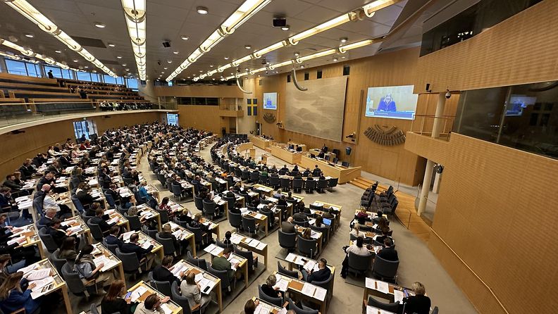 Ruotsin parlamentin istuntosali täynnä, kun kansanedustajat äänestävät uudesta terrorisminvastaisesta laista.