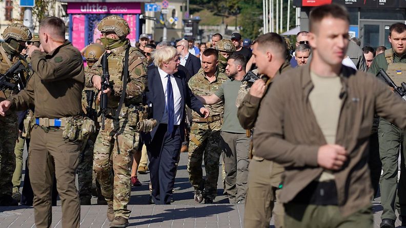 Volodymyr Zelenskyi ja Boris Johnson kävelevät Ukrainan Kiovassa.