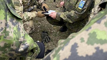 LK 7.5.2023  Suomalaiset antamassa sotilaskoulutusta Tshernihivin alueella Ukrainassa. Ukrainassa sotilaita kutsutaan yleisesti "kissanpennuiksi".