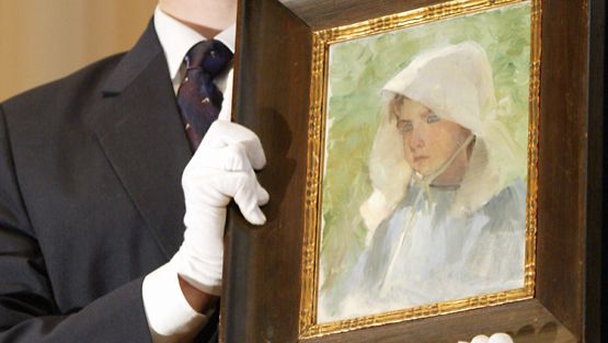 Schjerfbeckin teoksia myydään huutokaupassa hyvään hintaan. Tämä Tyttö hellehatussa -maalaus myytiin 290 000 eurolla. Sothebyn huutokaupassa Tanssiaiskengät -maalauksesta maksettiin peräti 3,9 euroa. 