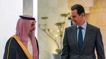 Syyrian presidentti Bashar al-Assad ja Saudi-Arabian ulkoministeri Faisal bin Farhan Syyriassa 18. huhtikuuta 2023.
