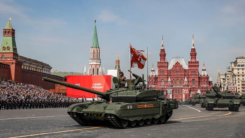 T-90M ja T-14 -panssarivaunuja Punaisella torilla voitonpäivän paraatissa vuonna 2022.