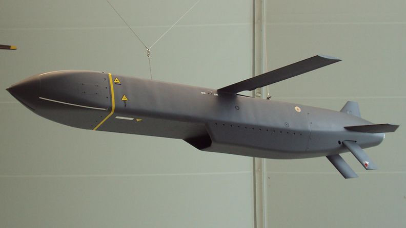 Ohjus roikkuu katosta Royal Air Force -museossa Lontoossa.