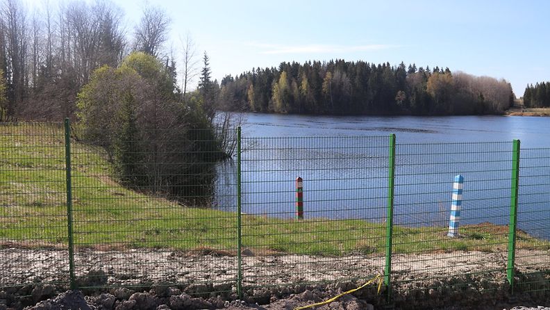 Kaakkois-Suomen rajavartiosto julkaisi kuvan itäjajalle rakennettavan esteaidan pilottiversiosta.