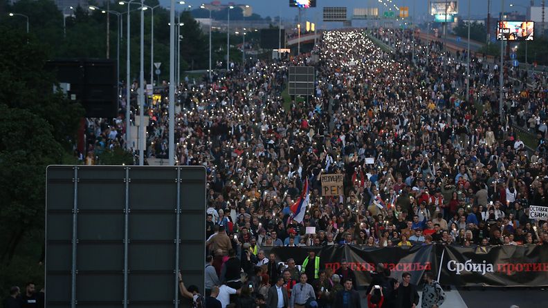 Kymmenettuhannet marssivat väkivaltaa vastaan Belgradissa