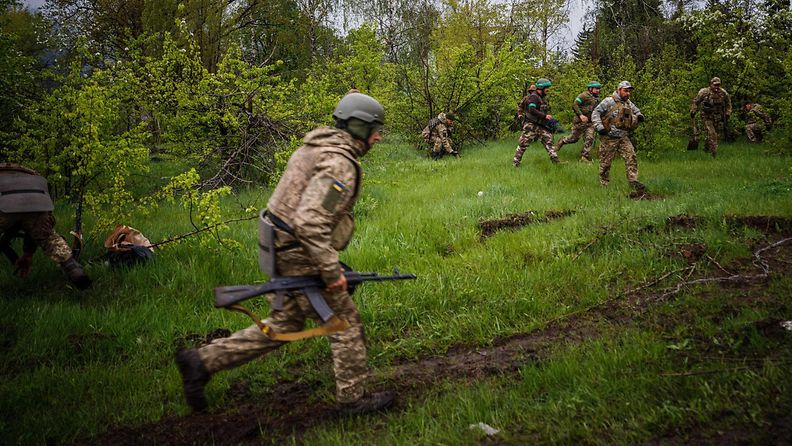 Ukrainalaisia sotilaita Bahmutin lähellä 30. huhtikuuta 2023.