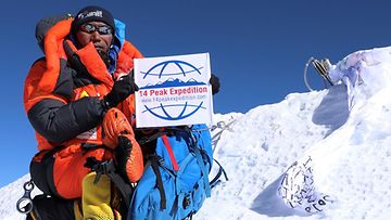 Kami Rita Sherpa vuonna 2019 Everestin huipulla.