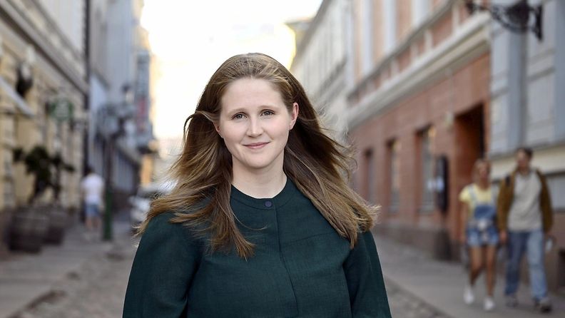 Reetta Vanhanen hymyilee kadulla Helsingin torikortteleissa.