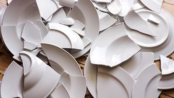 shutterstock rikkinäisiä astioita lautanen lautaset keramiikka posliini