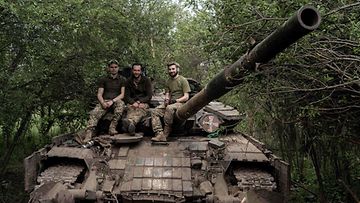 Ukrainan 57. prikaatin tankkirykmentin sotilaita Donetskin alueella 15. toukokuuta.