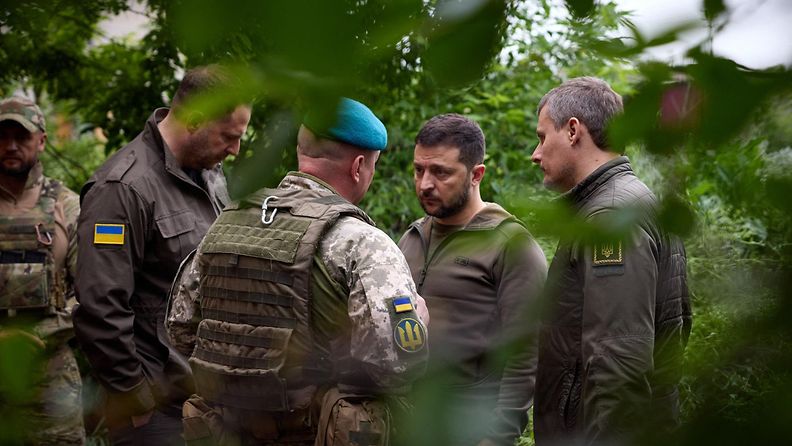 Ukrainan presidentti Zelenskyi tapaamassa sotilaita 23. toukokuuta 2023 julkaistussa kuvassa.