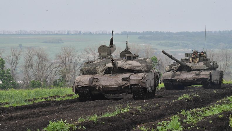 Venäjän T-90M-panssarivaunuja toukokuulle päivätyssä kuvassa. Kuva on Venäjän valtiomedia RIA Novostin julkaisema.