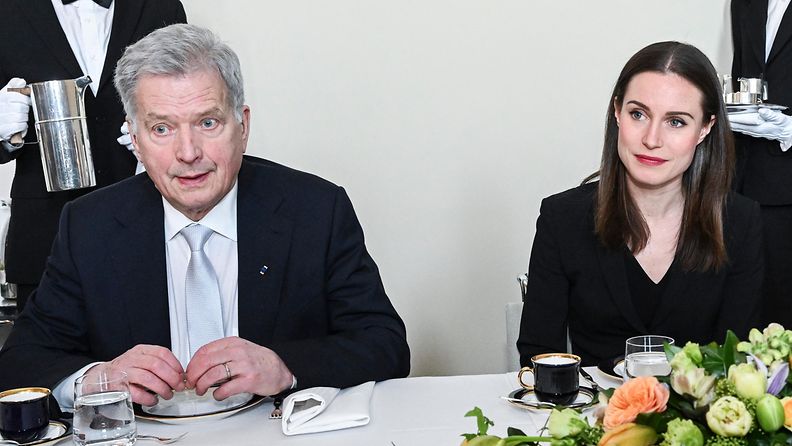 Presidentti Sauli Niinistö ja pääministeri Sanna Marin (sd.) vaalikauden päättäjäisissä Eduskunnassa maaliskuussa.