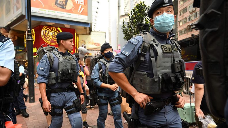 Poliiseja Hongkongissa 4. kesäkuuta lähellä paikkaa, jossa on tapana muistella Tiananmenin verilöylyä.