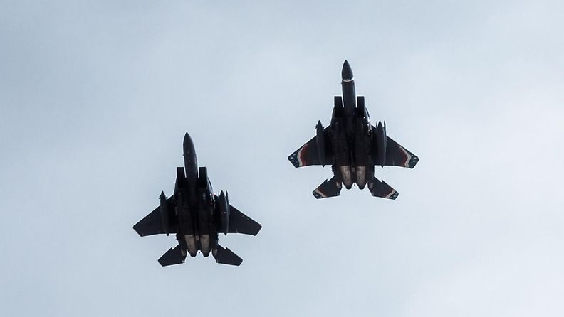 Yhdysvaltojen F15-hävittäjät ylilennolla Puolustusvoimain lippujuhlan päivän valtakunnallisessa paraatissa Jyväskylässä 4. kesäkuuta 2023.