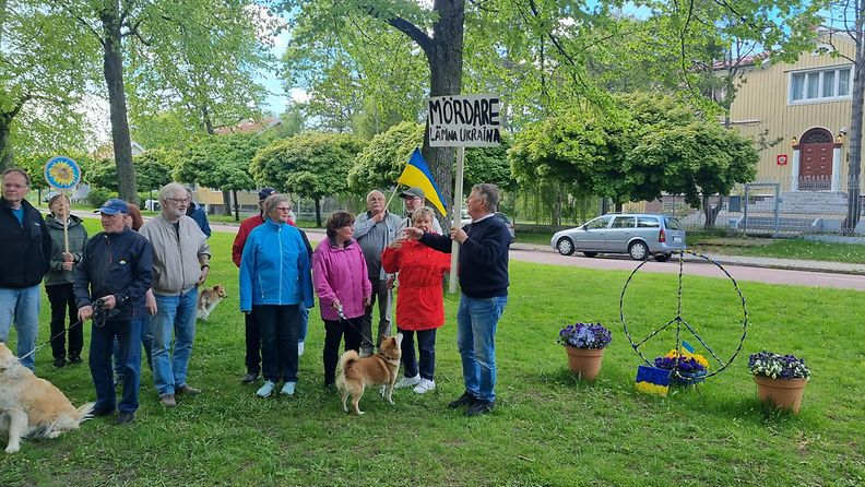 Mielenosoitus Venäjän konsulaatin edustalla Maarianhaminassa 4.6.2023