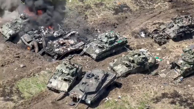 Tuhoutuneita Ukrainan panssarivaunuja 10. kesäkuuta julkaistussa kuvassa.